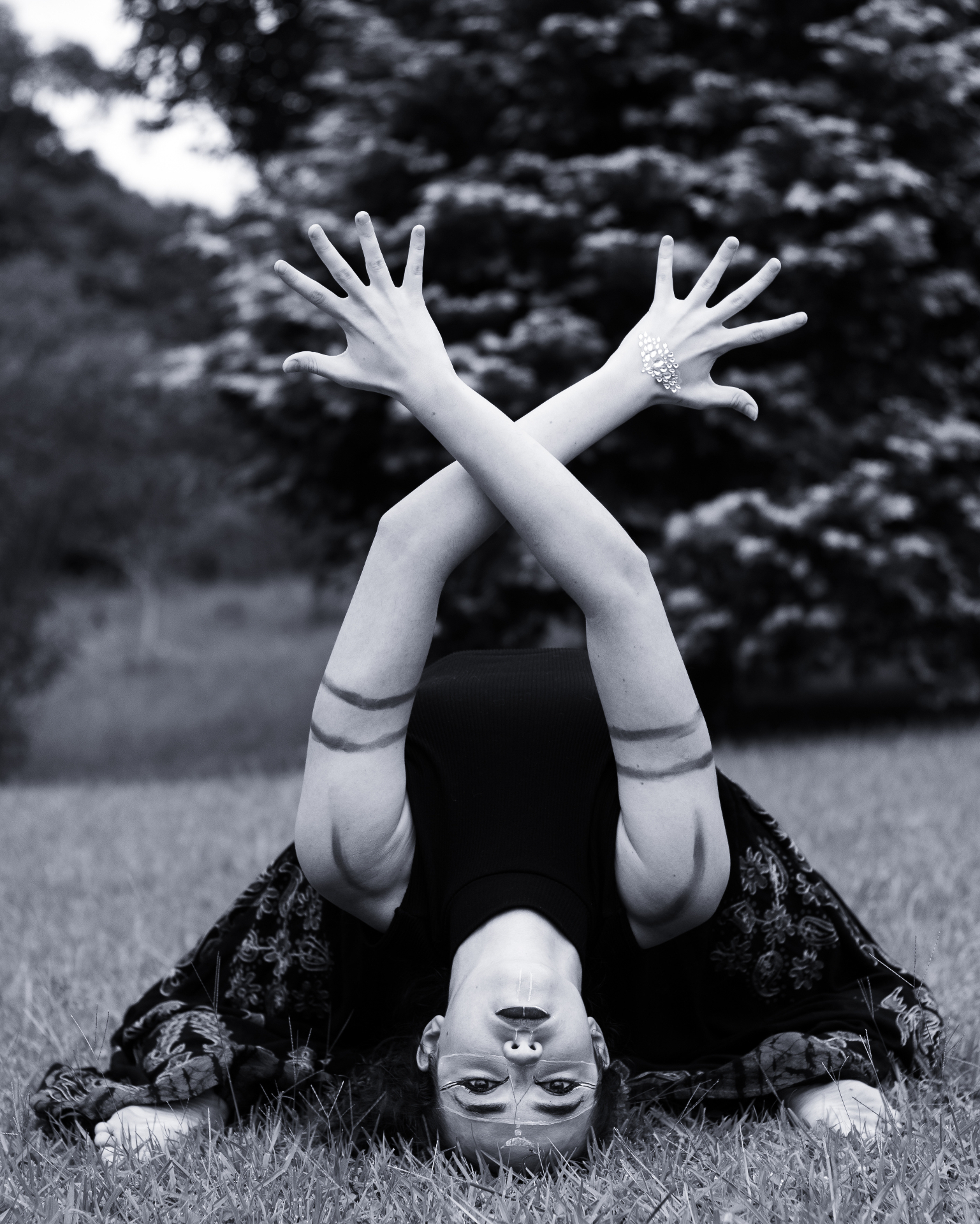Luana em pose invertida com mãos abertas em preto e branco